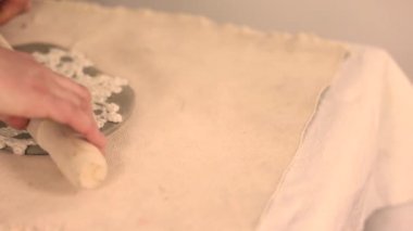 Çömlek atölyesinde el yapımı seramik Noel süslemeleri. Balçığa şenlik desenleri yerleştirmek için kumaş kar tanesi şablonu ve merdane kullanılıyor. Yaratıcı ve samimi bir tatil hazırlığı. Yüksek kalite 4k görüntü