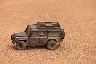 Kum üzerinde gerçekçi model jipleri olan heyecanlı bir RC araba hobisi. Araç eğlencesi, radyo kontrol tutkusu ve açık hava yarışı. Minyatür jiplere benziyor. Yüksek kalite fotoğraf