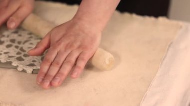 Çömlek atölyesinde el yapımı seramik Noel süslemeleri. Balçığa şenlik desenleri yerleştirmek için kumaş kar tanesi şablonu ve merdane kullanılıyor. Yaratıcı ve samimi bir tatil hazırlığı. Yüksek kalite 4k görüntü