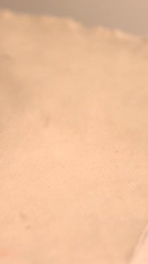 Çömlek atölyesinde el yapımı seramik Noel süslemeleri. Balçığa şenlik desenleri yerleştirmek için kumaş kar tanesi şablonu ve merdane kullanılıyor. Yaratıcı ve samimi bir tatil hazırlığı. Yüksek kalite 4k görüntü