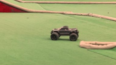 18 Mayıs 2025, Hoosier RC HobbyPlex, New Albany, Indiana: RC model arabalar 1: 10 Electric Dirt Nationals 'da yarışıyor. Elektrikli off-road aracıyla hızlı bir hobi yarışı. Yüksek kalite 4k görüntü