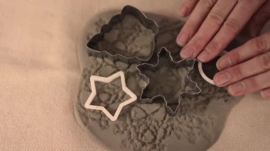 Sıcak bir çömlek atölyesinde kurabiye keskisi kullanarak seramik Noel süslemeleri yapmak. Tatilden önce yaratıcı kızlık zarı modu. El yapımı şenlik hazırlığının basit zevkleri. Yüksek kalite 4k görüntü