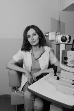 İleri seviye oftalmoloji teşhis ekipmanlarıyla profesyonel göz muayenesine giren bir kadın. Yüksek kalite fotoğraf