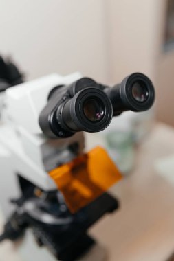 Teşhis ekipmanlarıyla klinik ofis ortamında siyah tıbbi mikroskop. Yüksek kalite fotoğraf