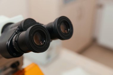 Teşhis ekipmanlarıyla klinik ofis ortamında siyah tıbbi mikroskop. Yüksek kalite fotoğraf