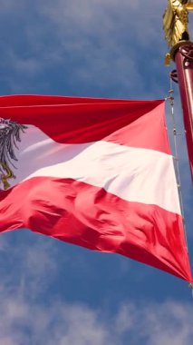  Avusturya bayrağı rüzgarda dalgalanıyor. Avusturya Ulusal Günü 26 Ekim 'de kutlanıyor. Yüksek kalite 4k görüntü