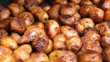 Kızarmış patatesler kase dönüşümlü yiyeceklerle kaplıdır. Yüksek kalite 4k görüntü