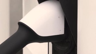 Elektrikli araba şarj oluyor. Elektrikli araç yükleme portu. Yüksek kalite 4k görüntü