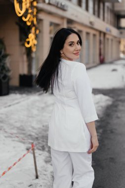 Laboratuvar önlüklü, dışarıda uzun sarı saçlı, doğal bir arka planda fotokopi alanı olan bir tıp uzmanı. Yüksek kalite fotoğraf