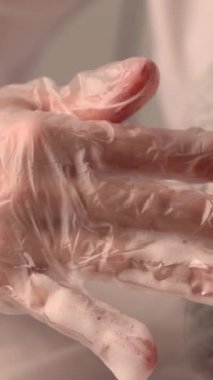 Modern bir salonda profesyonel bir yüz masajı, derin temizlik ve cilt tazeleme. Lüks cilt bakımı ve güzellik reklamınızı geliştirmek için ideal. Yüksek kalite 4k görüntü