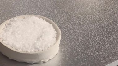 Mutfak masasında tuzlu modern tuz kabı. Mutfak malzemeleri, yakın plan. Yüksek kalite 4k görüntü