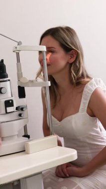 Klinikte göz muayenesi yapılan bir kadın hasta. Yüksek kalite 4k görüntü