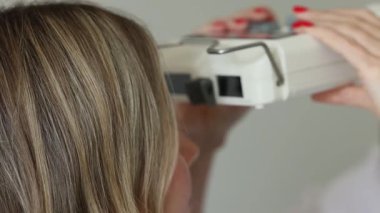 Klinikteki kadın doktor ve sarışın hastayla göz muayenesi. Yüksek kalite 4k görüntü