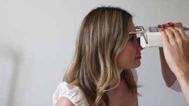 Klinikteki kadın doktor ve sarışın hastayla göz muayenesi. Yüksek kalite 4k görüntü