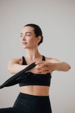 Egzersiz sırasında elinde pilates makinesi kayışı tutan zayıf bir kadın. Yüksek kalite fotoğraf