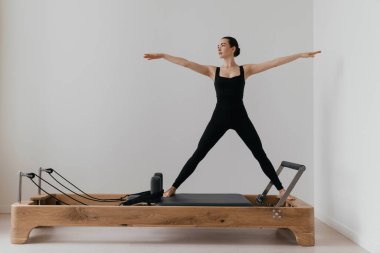 Pilates yenilikçi eğitim makinesi. Spor salonunda spor yapan bir kadın. Yüksek kalite fotoğraf