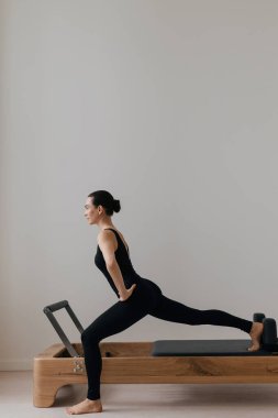 Pilates yenilikçi eğitim makinesi. Spor salonunda spor yapan bir kadın. Yüksek kalite fotoğraf
