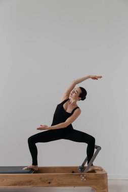Pilates yenilikçi eğitim makinesi. Spor salonunda spor yapan bir kadın. Yüksek kalite fotoğraf
