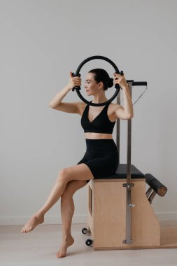 Pilates reformatörü ve pilates ringi kadın fitness yoga jimnastik salonu. Yüksek kalite fotoğraf