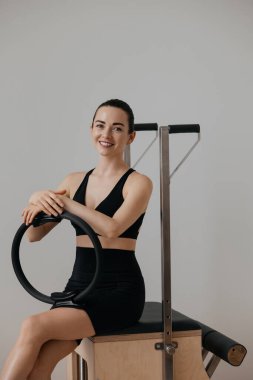 Pilates reformatörü ve pilates ringi kadın fitness yoga jimnastik salonu. Yüksek kalite fotoğraf