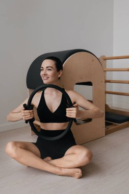 Merdiven fıçısı pilates makinesi ve pilates yüzüğü. Spor yapan bir kadın. Yüksek kalite fotoğraf