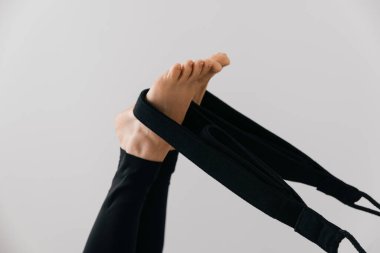 Pilates yenilikçi eğitim makinesi. Spor salonunda spor yapan bir kadın. Yüksek kalite fotoğraf