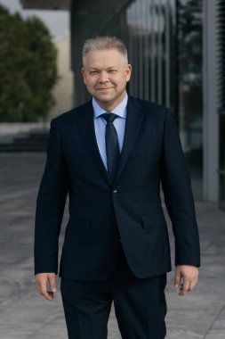 Kentin arka planında mavi gömlekli ve kravatlı olgun bir adam. Yüksek kalite fotoğraf