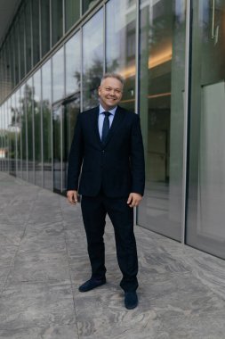 Kentin arka planında mavi gömlekli ve kravatlı olgun bir adam. Yüksek kalite fotoğraf