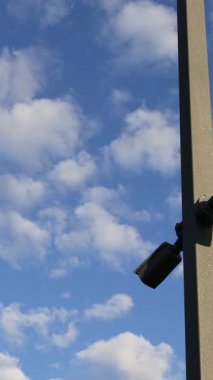 Açık hava güvenlik kamerası açık havada, parlak yaz gökyüzüne karşı. Yüksek kalite 4k görüntü