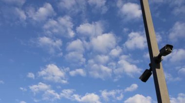 Açık hava güvenlik kamerası açık havada, parlak yaz gökyüzüne karşı. Yüksek kalite 4k görüntü