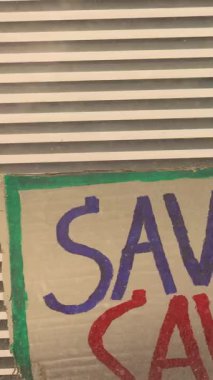 İçinde yazıt olan karton bir kutu. Yüksek kalite 4k görüntü