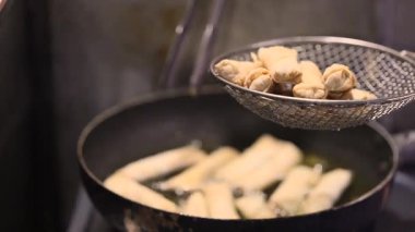 Asya sokak yiyecek pazarında sıcak yağda kızartılan börekler. Yüksek kalite 4k görüntü