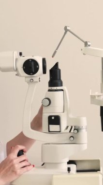 Doktor klinikte profesyonel göz teçhizatı kullanıyor. Yüksek kalite 4k görüntü