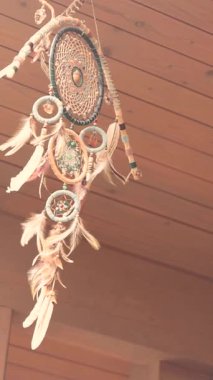 Düş kapanı rüzgarda hafifçe sallanıyor ve arka planda ılık bir ışık var. Yüksek kalite 4k görüntü