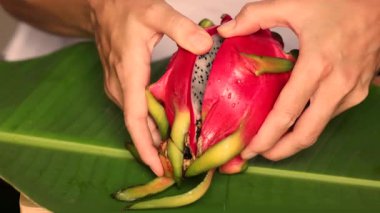 Şef mutfak tezgahında canlı ejderha meyveleri soyuyor. Yüksek kalite 4k görüntü
