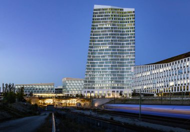 Bir yaz gecesi Malmö 'de modern tasarım binası