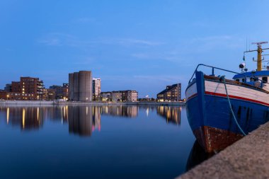 Malmö rıhtımında bir yaz akşamı