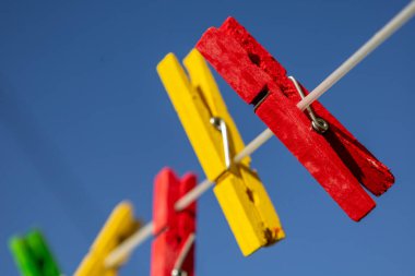 Çamaşır ipinde renkli mandallar