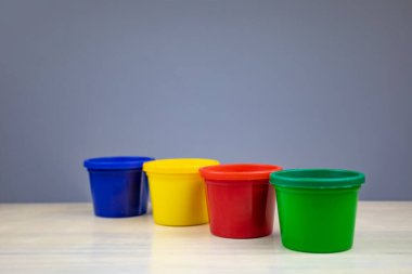 Farklı renklerde plastik saksılar.