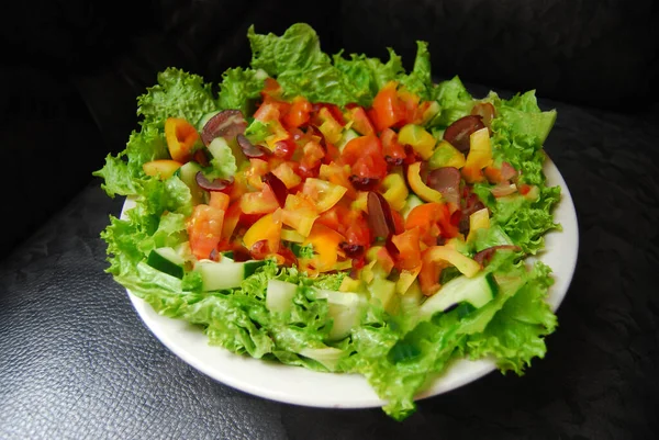 Pechuga Pollo Con Volantes Filete Ensalada Verduras Frescas Menú Almuerzo —  Fotos de Stock