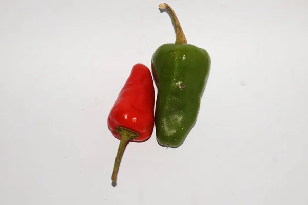 白い背景に赤と緑のチリの選択的なイメージ — ストック写真