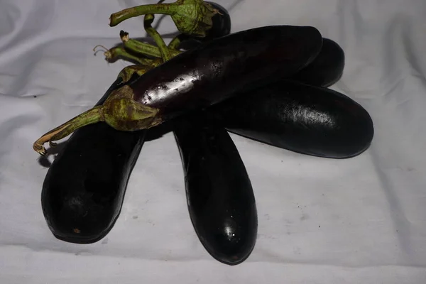 Επιλεκτική Εικόνα Εστίασης Του Στρογγυλού Eggplant Brinjal Λευκό Φόντο — Φωτογραφία Αρχείου