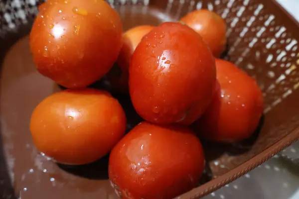 Photo Rapprochée Tomates Rouges Fraîches Dans Panier Rouge — Photo