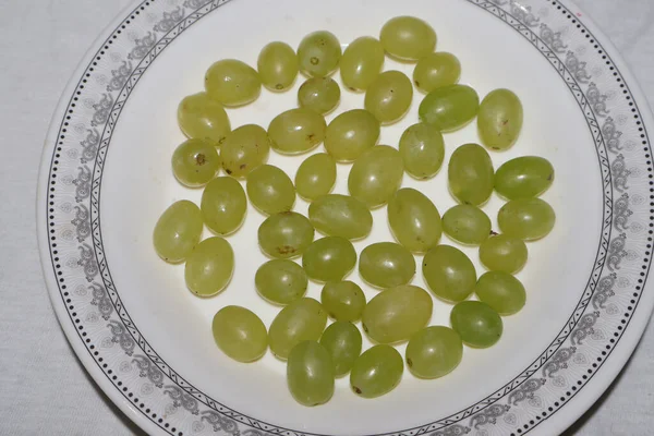 Selectieve Afbeelding Van Groene Druiven Witte Plaat Witte Achtergrond — Stockfoto