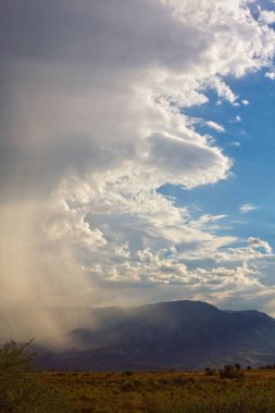 Dağların üzerine fırtına bulutları yağıyor, Arizona.