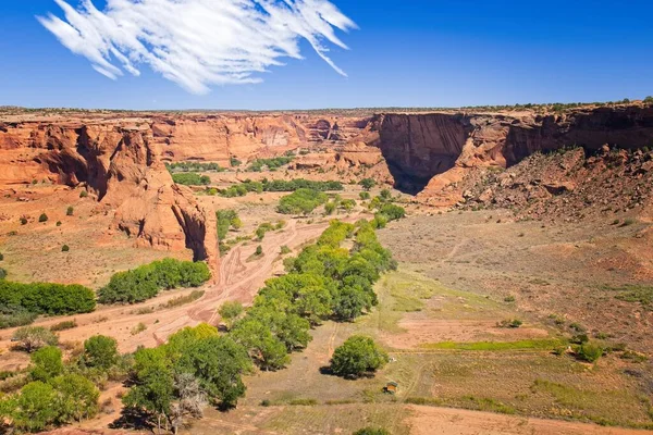 Canyon Chelly Arizona Med Molnblå Himmel Träd Växer Längs Torr — Stockfoto
