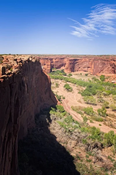 Canyon Chelly Arizona Med Ett Moln Blå Himmel Gröna Träd — Stockfoto