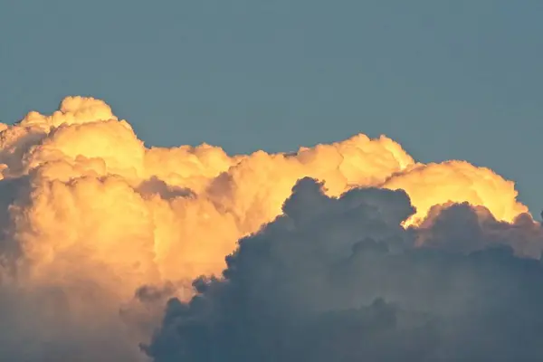 Nagy Fehér Felhők Naplementekor Kék Égen Arizona — Stock Fotó
