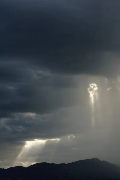 Rayos Sol Asomándose Través Nubes Tormenta Gris — Foto de Stock