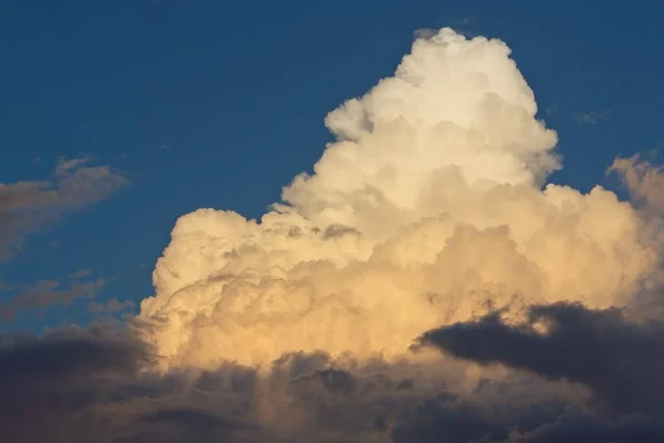 Огромные Белые Серые Облака Голубом Небе — стоковое фото